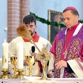 Biskup Adam przed Mszą poświęcił nowe naczynia liturgiczne.