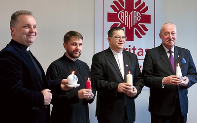Do zakupu świec zachęcają (od lewej): ks. Robert Kowalski, ks. Tomasz Rubczewski, ks. Wojciech Rudkowski i Karol Semik, wiceprezydent Radomia.