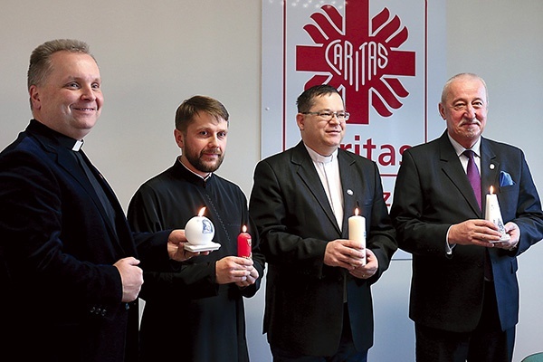 Do zakupu świec zachęcają (od lewej): ks. Robert Kowalski, ks. Tomasz Rubczewski, ks. Wojciech Rudkowski i Karol Semik, wiceprezydent Radomia.