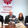 Do licytacji zapraszają  (od lewej): ks. Robert Kowalski, dyrektor diecezjalnej Caritas, wiceprezydent Karol Semik oraz przedstawiciele „Łaźni” – Agnieszka Sieradzka i Marcin Rusek.