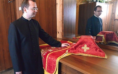 Ksiądz Karaś zaprasza na coniedzielne elebracje w tzw. rycie trydenckim.