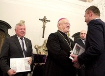 Bp Józef Zawitkowski został uhonorowany pamiątkowym dyplomem.