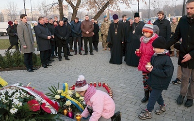 ▼	Pod lubelskim pomnikiem oddano hołd ofiarom.