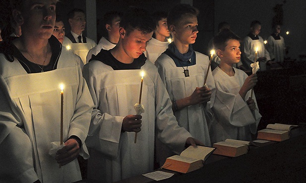 Uczestnicy kursu wzięli udział w I nieszporach I Niedzieli Adwentu poprzedzonych obrzędem lucernarium.  Przeszli ze świecami w ręku seminaryjnymi korytarzami.