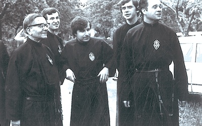 ◄	O. Michał (pierwszy z lewej) wśród zakonnych współbraci.
