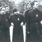 ◄	O. Michał (pierwszy z lewej) wśród zakonnych współbraci.