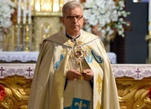 Proboszcz parafii ks. Edward Dzik niósł w procesji relikwie św. siostry Faustyny