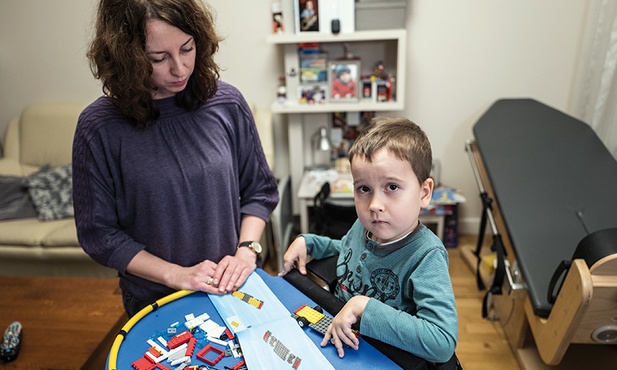 Wojtek ma 6 lat. Choruje na SMA. Na tę chorobę dotąd nie ma skutecznego leku, ale właśnie pojawiła się nadzieja. Trwają prace nad lekiem, który może pomóc Wojtkowi i innym chorym. Żeby tylko udało się go sprowadzić do Polski…