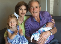 George W. Bush, prezydent USA  w latach 2001–2009,  na emeryturze z pewnością ma więcej czasu dla wnuków.