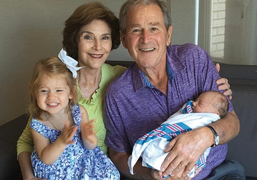 George W. Bush, prezydent USA  w latach 2001–2009,  na emeryturze z pewnością ma więcej czasu dla wnuków.