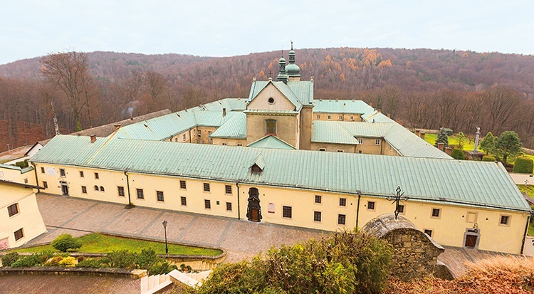 Z punktu widokowego położonego na końcu Drogi Krzyżowej można podziwiać układ architektoniczny klasztoru.