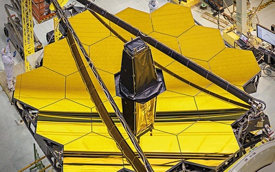 Teleskop Webba składa się z układu dwóch zwierciadeł – pierwotnego i wtórnego – które są zbudowane z sześciokątnych luster. Na zdjęciu zwierciadło wtórne, którego lustra pokryte są cieniutką warstwą złota.