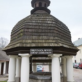 Studnia znajdująca się  na klasztornym podwórzu została wykuta w XVII w. w litej skale.