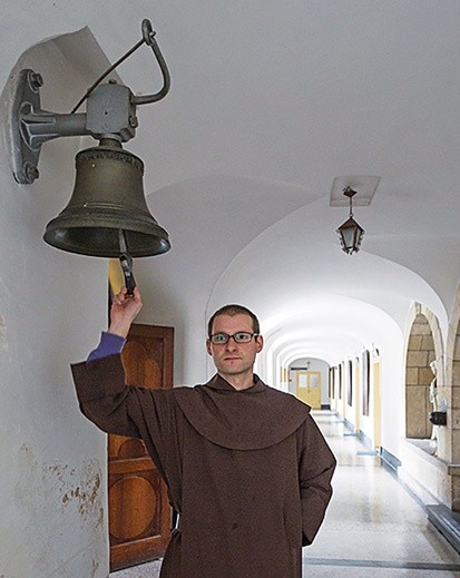Brat Maciej uderza w dzwon, zwołując zakonników na modlitwę brewiarzową.