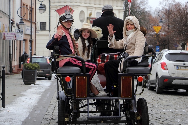 Bryczka z uczniami z "mechanika" w strojach z czasów powstania listopadowego budziła zaciekawienie skierniewiczan