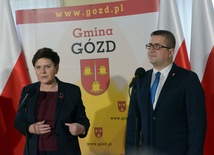 Premier Beata Szydło w Goździe koło Radomia otworzyła pierwszy z przywracanych w kraju urzędów Poczty Polskiej. Obok wójt Paweł Dziewit