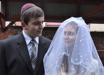 Aaron i Eliza świeżo po ślubie - scenka rodzajowa odegrana przez uczniów brzeskiego LO