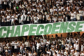 Ocalony z katastrofy piłkarz Chapecoense szybko wraca do zdrowia