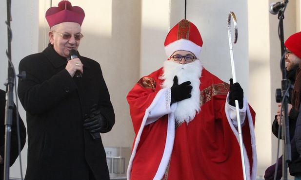 Orszak pobłogosławił abp Stanisław Budzik, zachęcając wszystkich do dobroczynności