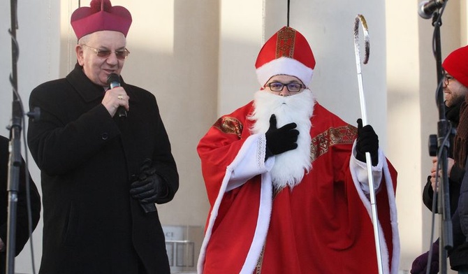 Orszak pobłogosławił abp Stanisław Budzik, zachęcając wszystkich do dobroczynności