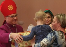 Biskup Artur Miziński po raz trzeci wręczył prezenty podopiecznym Caritas lubelskiej