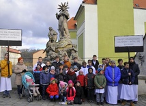 Liturgiczna służba ołtarza biorąca udział w orszaku