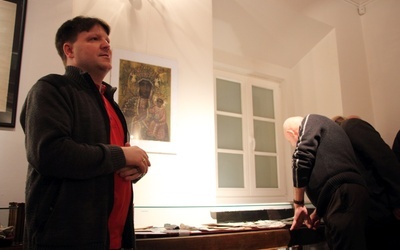 Jacek Rybus opowiada o swojej kolekcji pamiątek związanych z Łowicką Pieszą Pielgrzymką na Jasną Górę