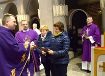 Jubileuszowy dyplom od ks. Roberta Kowalskiego odbierają (od lewej): ks. Aureliusz Bociarski, Anna Bałękowska, wiceprezes zespołu, i Barbara Pokorska. Z prawej ks. Zbigniew Gaczyński