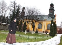 Ksieni klasztoru  z radością spogląda na elewację kościoła, odnowioną dzięki życzliwości wielu ludzi. 