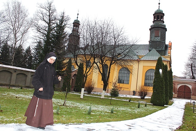 Ksieni klasztoru  z radością spogląda na elewację kościoła, odnowioną dzięki życzliwości wielu ludzi. 