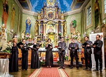 Zespół „Octava Ensemble” muzykę sakralną wykonuje w świątyniach, zarówno podczas Mszy św., jak i koncertów. W środku, w okularach, Zygmunt Magiera.