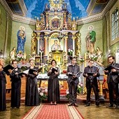 Zespół „Octava Ensemble” muzykę sakralną wykonuje w świątyniach, zarówno podczas Mszy św., jak i koncertów. W środku, w okularach, Zygmunt Magiera.