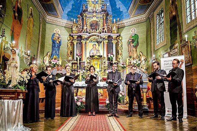 Zespół „Octava Ensemble” muzykę sakralną wykonuje w świątyniach, zarówno podczas Mszy św., jak i koncertów. W środku, w okularach, Zygmunt Magiera.