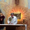 ▲	Rektor o. Marian Galas SP z relikwiami założyciela zakonu w szkolnej kaplicy.