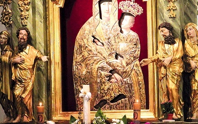 Obraz MB Księżnej Łowickiej, przed którym odmawiany jest codziennie Różaniec.