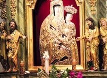 Obraz MB Księżnej Łowickiej, przed którym odmawiany jest codziennie Różaniec.