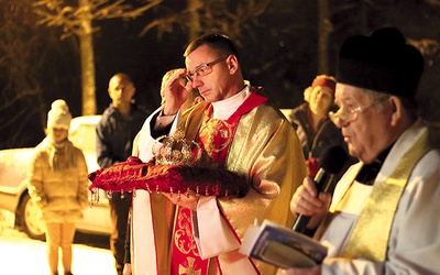 Koronę na głowę św. Michała nałożył ks. Grzegorz Królikowski.