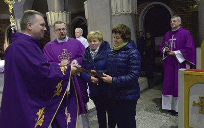 ▲	Jubileuszowy dyplom od ks. Roberta Kowalskiego odbierają (od lewej): ks. Aureliusz Bociarski, opiekun zespołu, Anna Bałękowska, wiceprezes PZC, i Barbara Pokorska, prezes. Z prawej ks. Zbigniew Gaczyński. 