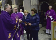 ▲	Jubileuszowy dyplom od ks. Roberta Kowalskiego odbierają (od lewej): ks. Aureliusz Bociarski, opiekun zespołu, Anna Bałękowska, wiceprezes PZC, i Barbara Pokorska, prezes. Z prawej ks. Zbigniew Gaczyński. 