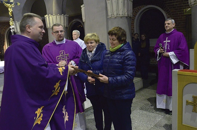 ▲	Jubileuszowy dyplom od ks. Roberta Kowalskiego odbierają (od lewej): ks. Aureliusz Bociarski, opiekun zespołu, Anna Bałękowska, wiceprezes PZC, i Barbara Pokorska, prezes. Z prawej ks. Zbigniew Gaczyński. 