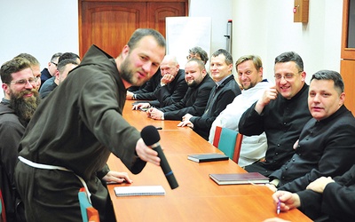 W spotkaniu wzięli udział kapłani zakonni i diecezjalni pracujący z młodzieżą.