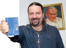 ▲	Andrzej Moszczyński z „Traktatem o doskonałym nabożeństwie do Najświętszej Maryi Panny”, wydanym z inicjatywy Męskiej Wspólnoty Czcicieli Niepokalanej Matki Miłosierdzia.