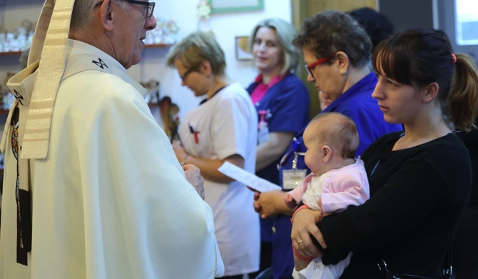 Młodszy brat św. Mikołaja odwiedził chore dzieci