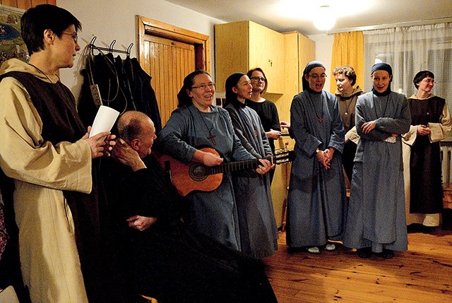 ▲	Świętowanie w domu małych sióstr w Częstochowie. S. Gabriela gra na gitarze.