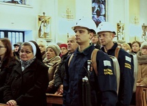 Uczestnicy Mszy barbórkowej w kościele jezuitów w Bytomiu.