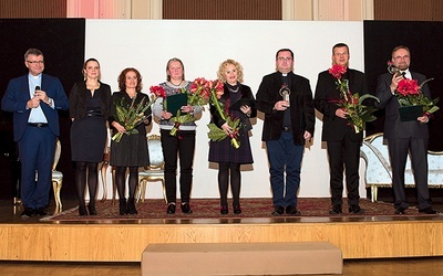 Tegoroczni laureaci z ks. Bogdanem Peciem i Elżbietą Łabojko, prezes Fundacji Dom Nadziei.