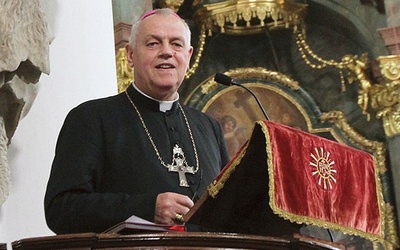 ▲	Biskup Zbigniew podkreśla potrzebę inicjacji chrześcijańskiej w życiu wiernych.