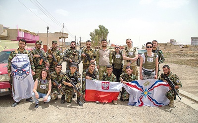 Bartosz Rutkowski (stoi trzeci z prawej) wraz z wolontariuszami z Polski wśród chrześcijańskich żołnierzy w irackim Kurdystanie.