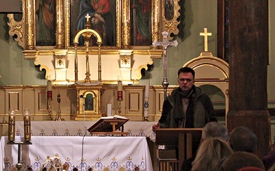 Szymon Hołownia opowiadał w kościele w Słupnie o działalności swoich dwóch fundacji i książce „Jak robić dobrze”.