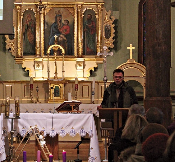 Szymon Hołownia opowiadał w kościele w Słupnie o działalności swoich dwóch fundacji i książce „Jak robić dobrze”.